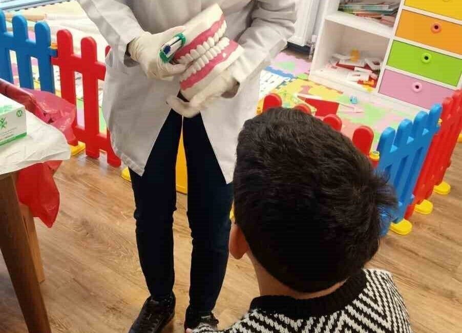 Düzce’de Sağlık Müdürlüğü, Devletin Koruyucu Şemsiyesi Altındaki Çocuklara Ağız ve Diş Sağlığı Eğitimi Verdi Düzce Sağlık Müdürlüğü, Aile ve Sosyal Hizmetler İl Müdürlüğü'ne bağlı