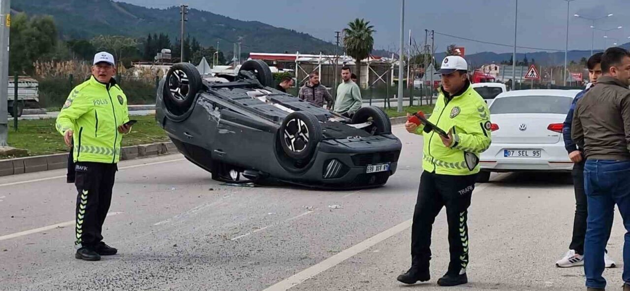 Muğla'nın Seydikemer ilçesinde iki aracın birbirini sıkıştırması sonucu meydana gelen