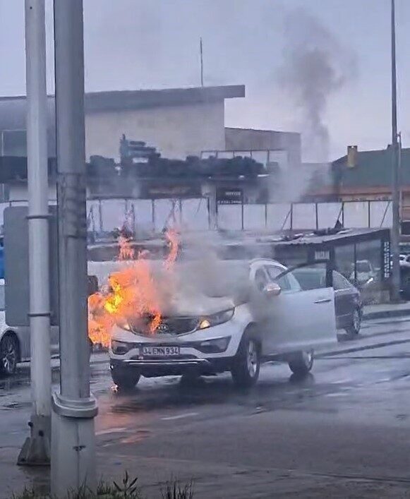 Kocaeli’nin Gebze ilçesinde seyir halindeki 34 EMN 934 plakalı SUV