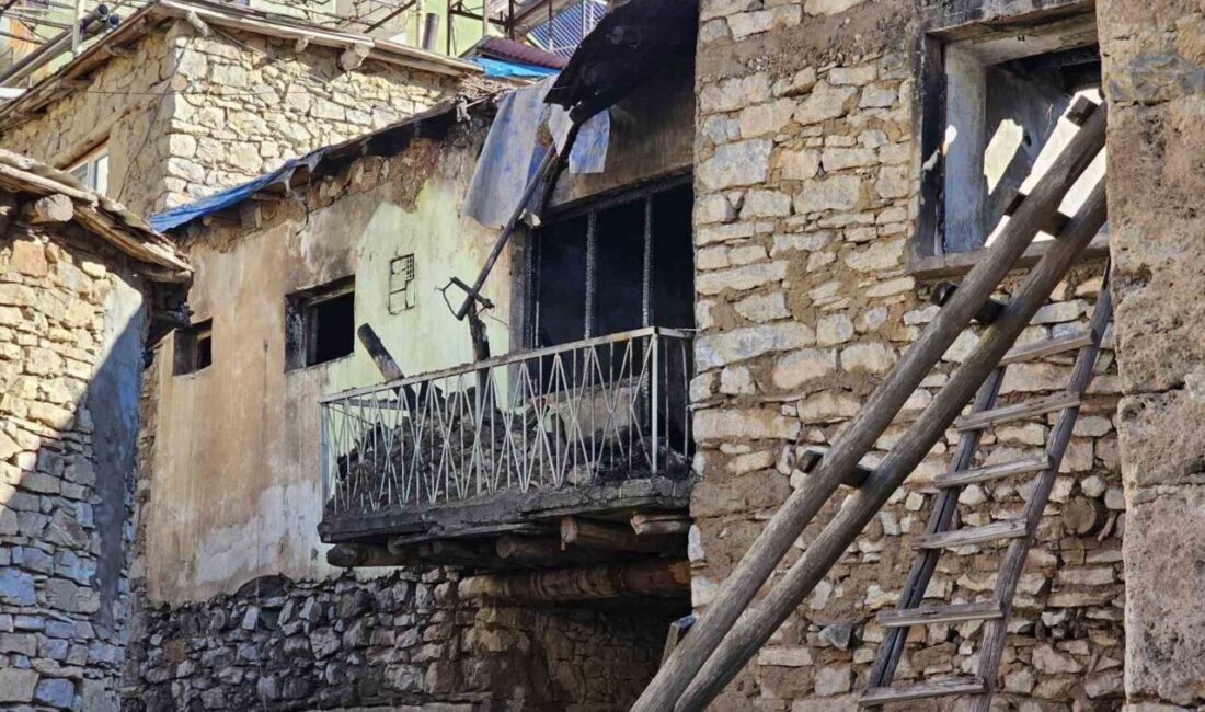 Siirt’in Pervari ilçesinde bir evde çıkan yangın, itfaiye ekiplerinin etkili müdahalesiyle kontrol altına alındı. Siirt'in Pervari ilçesindeki Aydın Mahallesi'nde bir evde sabah saatlerinde çıkan