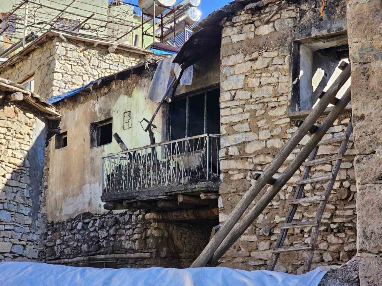 Siirt'in Pervari ilçesindeki Aydın Mahallesi'nde bir evde sabah saatlerinde çıkan