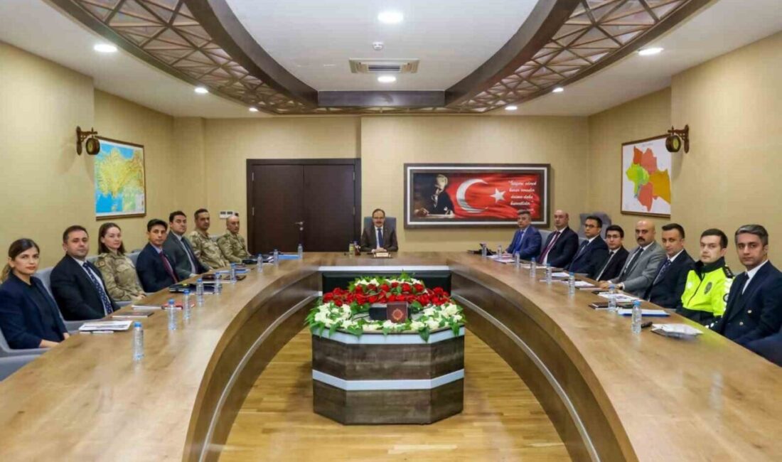 Siirt’te Güvenlik ve Asayiş Toplantısı Vali Kızılkaya’nın Başkanlığında Yapıldı Siirt'te gerçekleştirilen İl Güvenlik ve Asayiş Koordinasyon Toplantısı, Vali Dr.