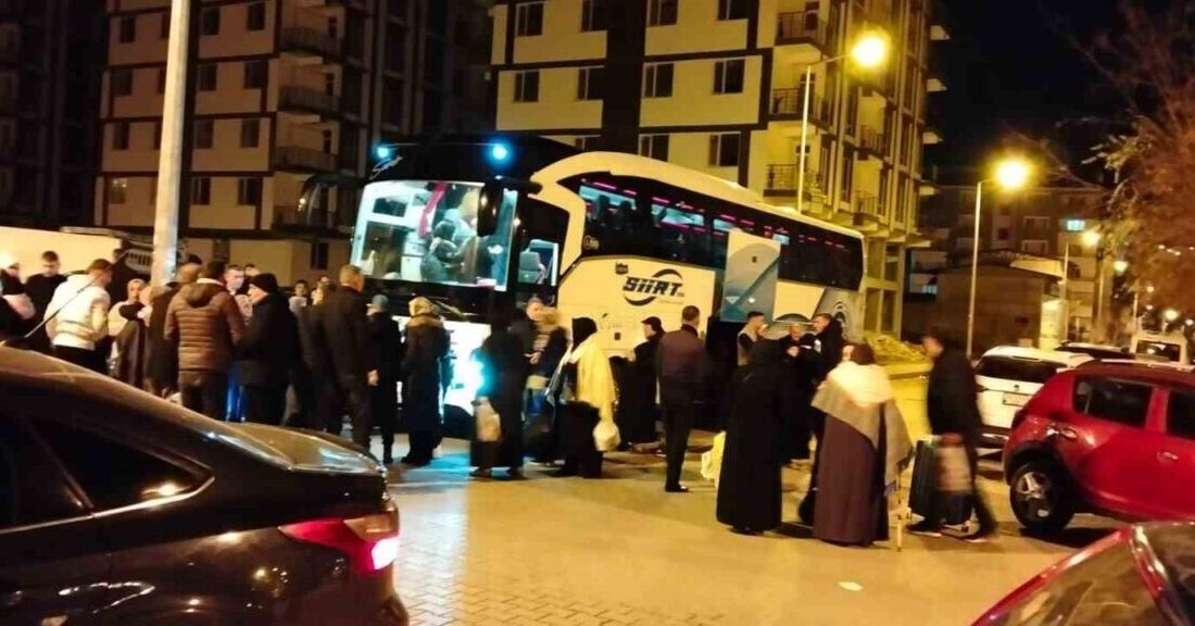 Siirt’ten Kutsal Topraklara Uğurlanan Umre Kafilesi Yolculuğuna Dualarla Çıktı Siirt İl Müftülüğü'nün düzenlediği umre programı çerçevesinde, 23 kişilik kafile