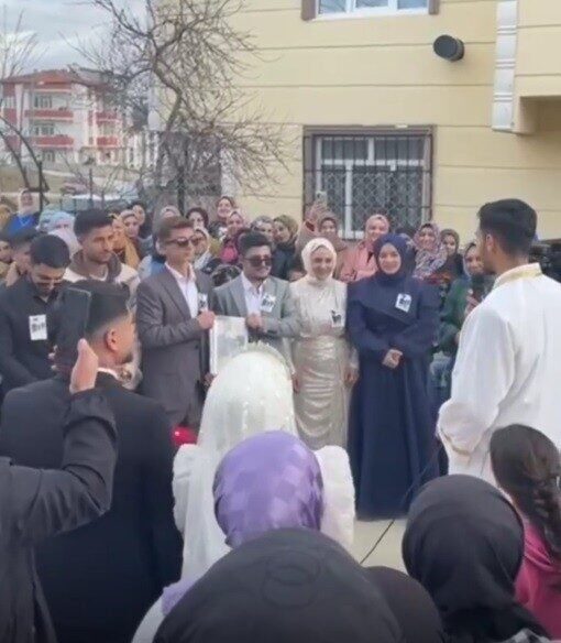 Boyabat’ta Damat İçin Düzenlenen Esprili Cenaze Merasimi Dikkat Çekti Sinop'un Boyabat ilçesinde bir düğünde damadın arkadaşları, esprili bir cenaze