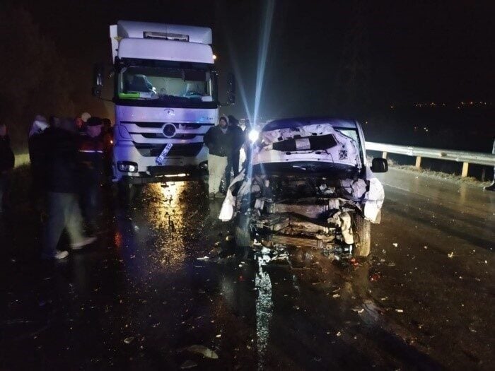 Sinop'ta Y.Ç. (72) yönetimindeki hafif ticari araç, karşı yönden gelen