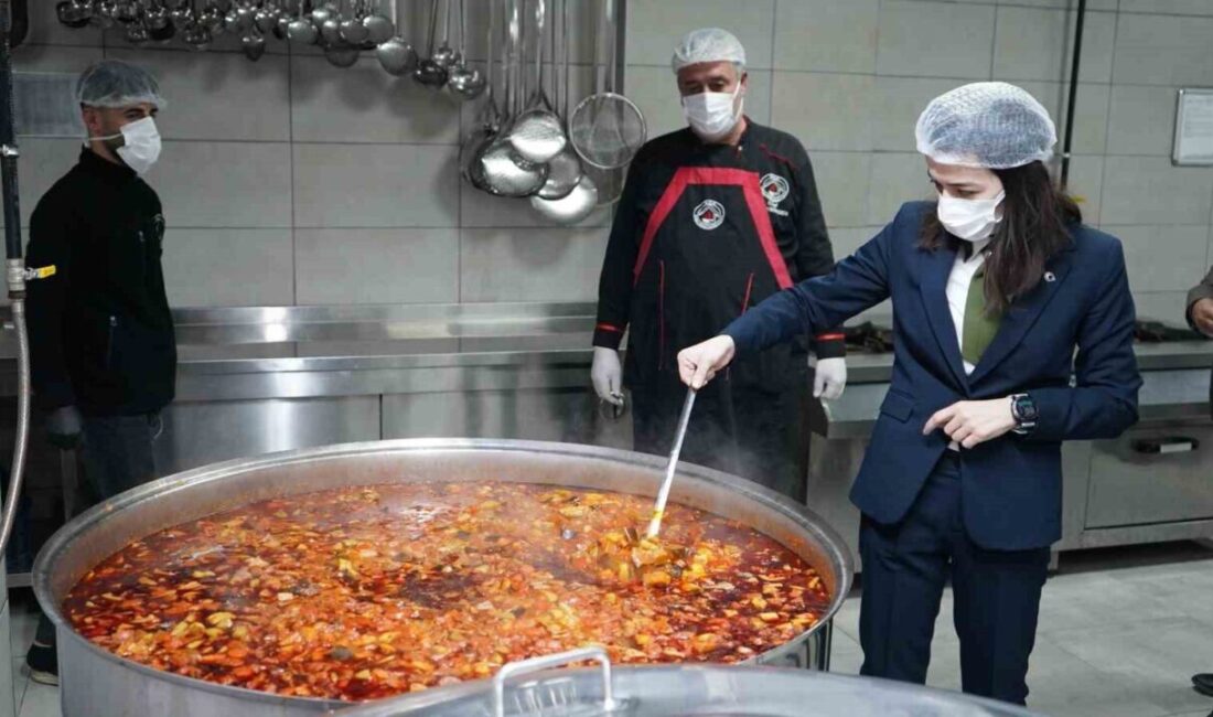Şırnak’ta İhtiyaç Sahiplerine Günde Bin Kişiye Sıcak Yemek Dağıtılıyor Şırnak'ta "Sıcak Yemek Projesi" ile günde bin ihtiyaç sahibi aileye
