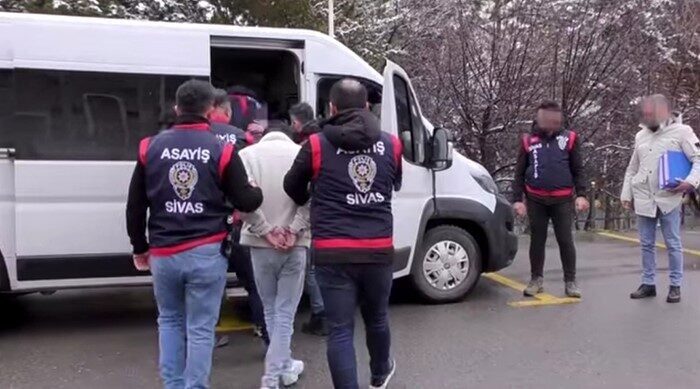 Suşehri’nde Kamu Personeli Kılığındaki Dolandırıcılar Yakalandı: 2 Milyon Lira Ziyan! Sivas’ın Suşehri ilçesinde, kendilerini kamu çalışanı olarak tanıtan 4 kişi