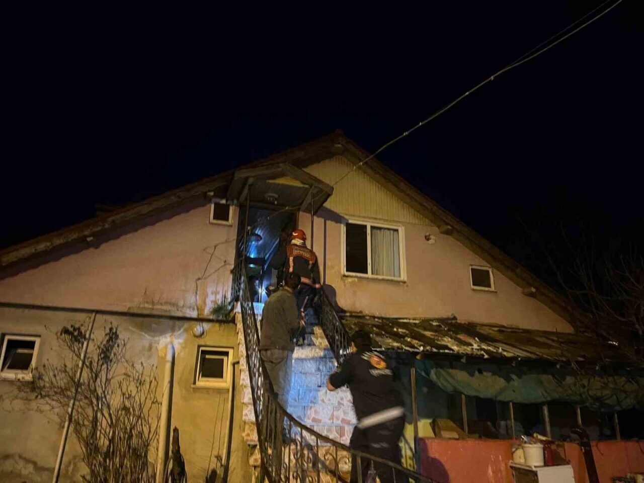 Sakarya'nın Akyazı ilçesinde, E.Ö.'ye ait bir binanın soba bacasında başlayan