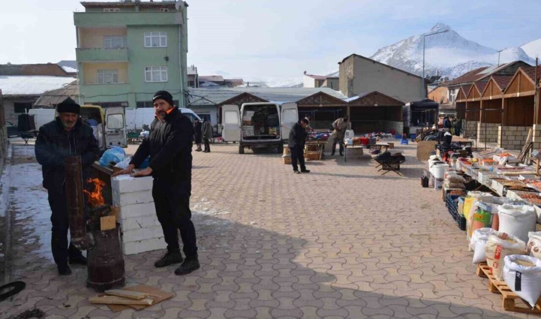 Tercan’da Aşırı Soğuklar Pazarcı Esnafını Vurdu, Tezgahlar Boş Kaldı Erzincan'ın Tercan ilçesinde hava sıcaklığının eksi 14 dereceye düşmesiyle pazar