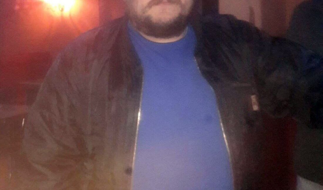Tokat’ta Silahlı Yaralama Olayı: Şahıs Çorum’da Yakalandı ve Tutuklandı Tokat’ın Erbaa ilçesinde O.Ç., tartıştığı M.E.’yi silahıyla yaraladıktan sonra kaçtı.