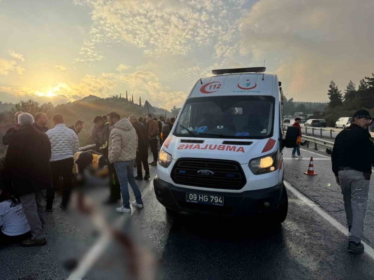 Aydın'ın Söke ilçesinde iki aracın çarpışması sonucu meydana gelen trafik