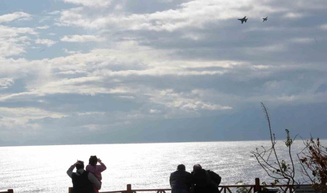 SoloTürk, Antalya’da Deniz Üstü Eğitim Uçuşu ile Gösteri Düzenledi Türk Hava Kuvvetleri'nin F-16 gösteri ekibi SoloTürk, Antalya'da 'Deniz Üstü