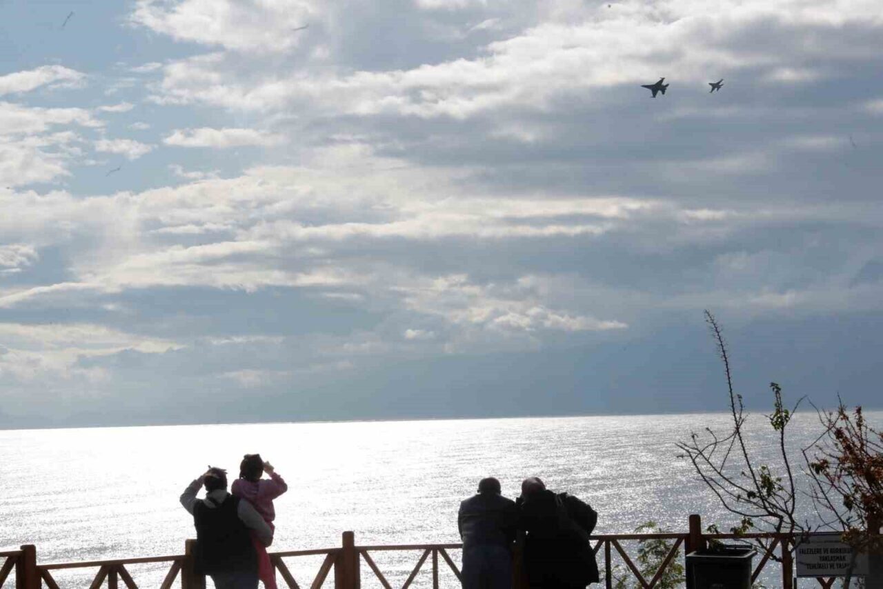 Türk Hava Kuvvetleri'nin F-16 gösteri ekibi SoloTürk, Antalya'da 'Deniz Üstü