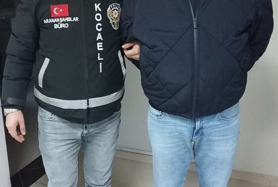 Kocaeli’de Motosikletli Polis Timleri, Uyuşturucu ile Yakalanan 3 Şüpheliyi Gözaltına Aldı Kocaeli'nin İzmit ilçesinde, motosikletli polis timleri E.Ö., K.K. ve H.T.