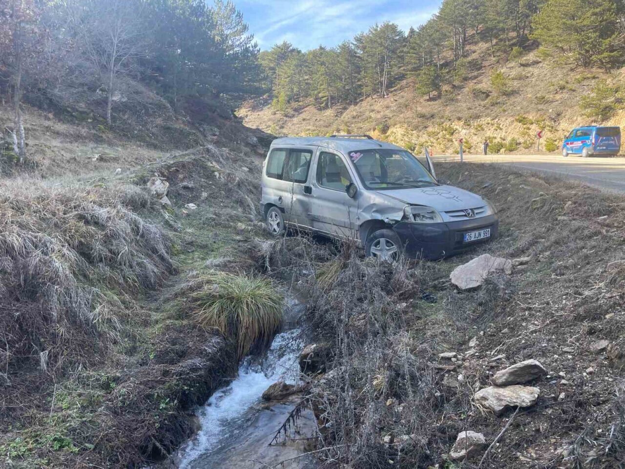 Eskişehir-Afyonkarahisar yolunda Z.Ö. yönetimindeki 26 AJN 991 plakalı hafif ticari