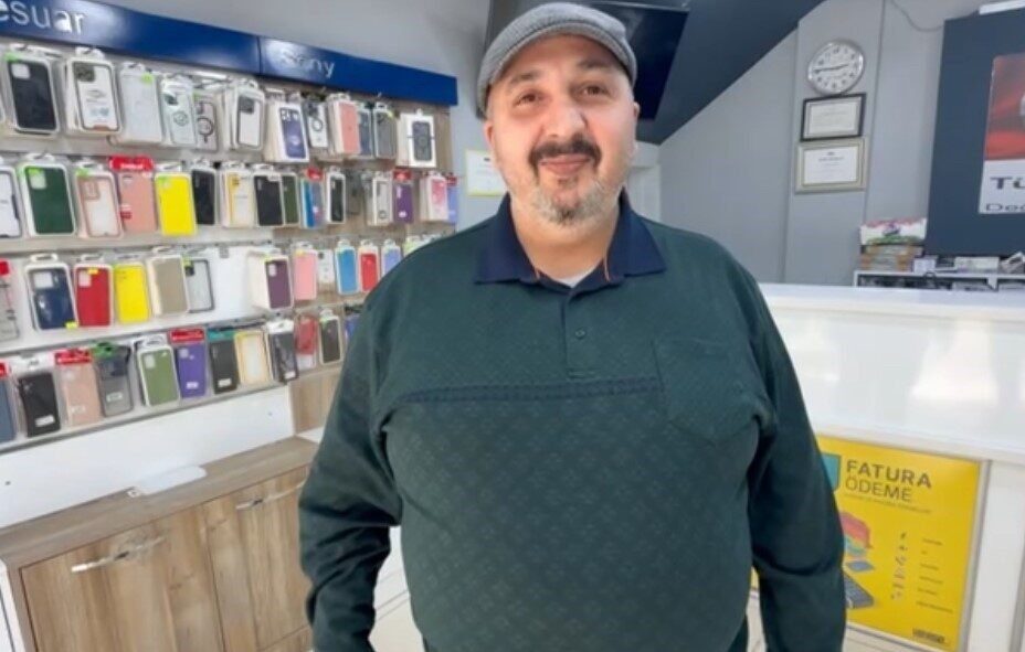 Tokat’ta Cam Kapı Onarımı Sırasında Şaşırtan Kaza! Tokat'ın Erbaa ilçesinde cep telefonu tamircisi Cafer Tayyar Taras, bozuk