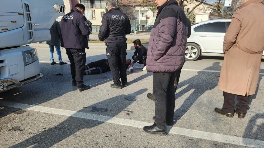 Ankara’da Tırını Tamir Ettiren Şoför, Tartıştığı Tamirciyi Bacağından Vurdu Ankara'nın Batıkent semtinde, bir tır şoförü, aracının arızası nedeniyle tartıştığı