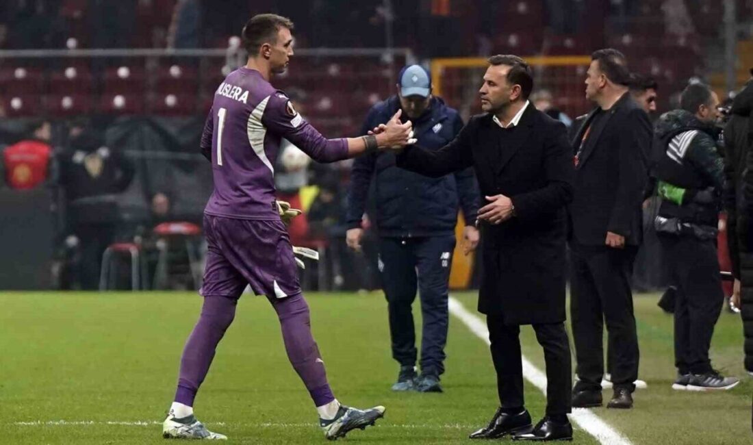 Galatasaraylı Taraftarlar, Dinamo Kiev Maçında Muslera’ya Tepki Gösterdi Galatasaray taraftarları, Dinamo Kiev ile oynanan 3-3'lük maçta kaleci Fernando