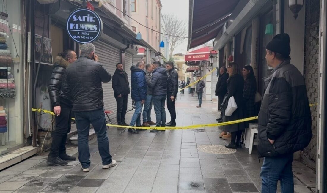 Adapazarı Kuyumcu Soygunu: 13 Şüpheli Yakalandı, 7 Kişi Tutuklandı Sakarya'nın Adapazarı ilçesinde 29 Aralık'ta gerçekleşen kuyumcu soygunuyla ilgili 13