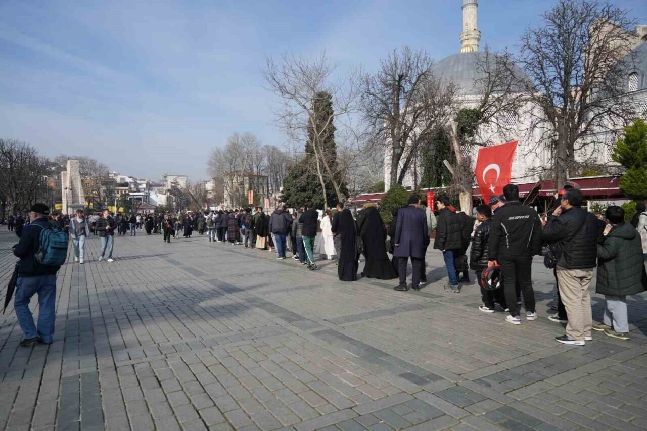Yerli ve yabancı turistler, yarıyıl tatilinde İstanbul'daki Ayasofya-i Kebir Camii