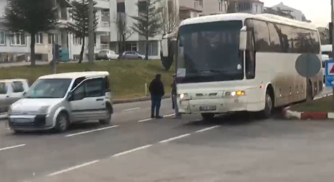 Kütahya'nın Tavşanlı ilçesinde işçi servisinin hafif ticari araca çarpması sonucu
