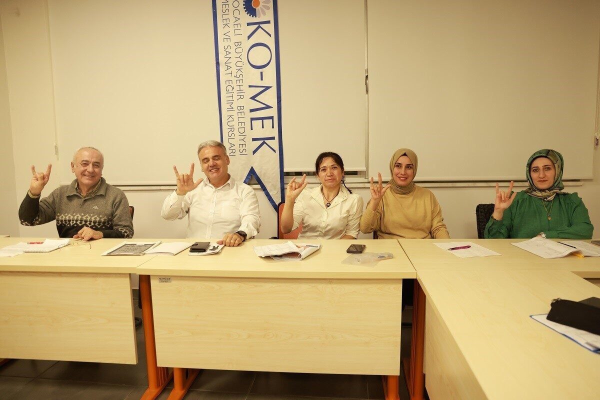 Emekli Albay Gökalp Atılmış, Kocaeli Büyükşehir Belediyesi'nin KO-MEK kurslarında işaret