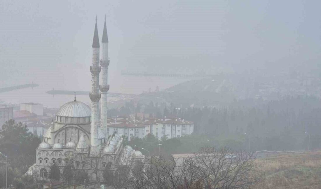 Tekirdağ’da yoğun sis, şehri görünmez hale getirerek zor anlar yaşattı Tekirdağ’ın Süleymanpaşa ilçesinde sabah saatlerinde etkili olan yoğun sis, şehrin