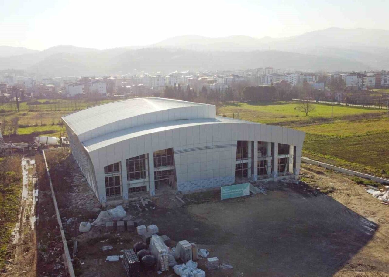 Tekkeköy Belediye Başkanı Mustafa Candal, ilçedeki Yarı Olimpik Yüzme Havuzu