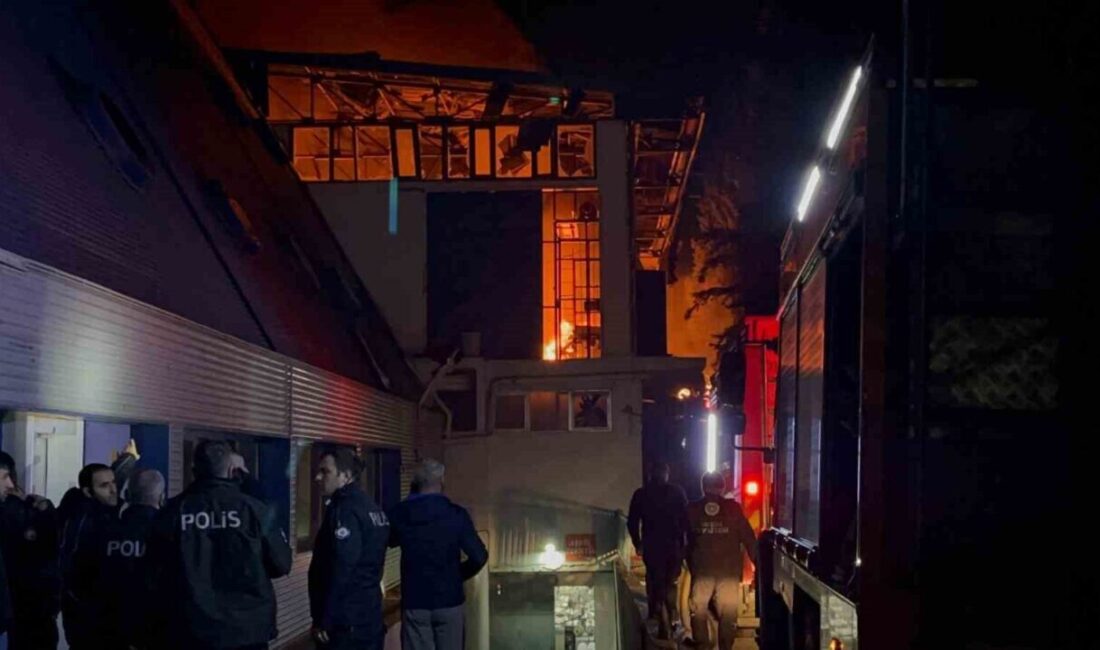 Osmangazi’deki tekstil fabrikasında patlama sonrası çıkan yangın, itfaiyenin zamanında müdahalesiyle kontrol altına alındı. Bursa’nın Osmangazi ilçesindeki bir tekstil fabrikasında meydana gelen makine patlaması