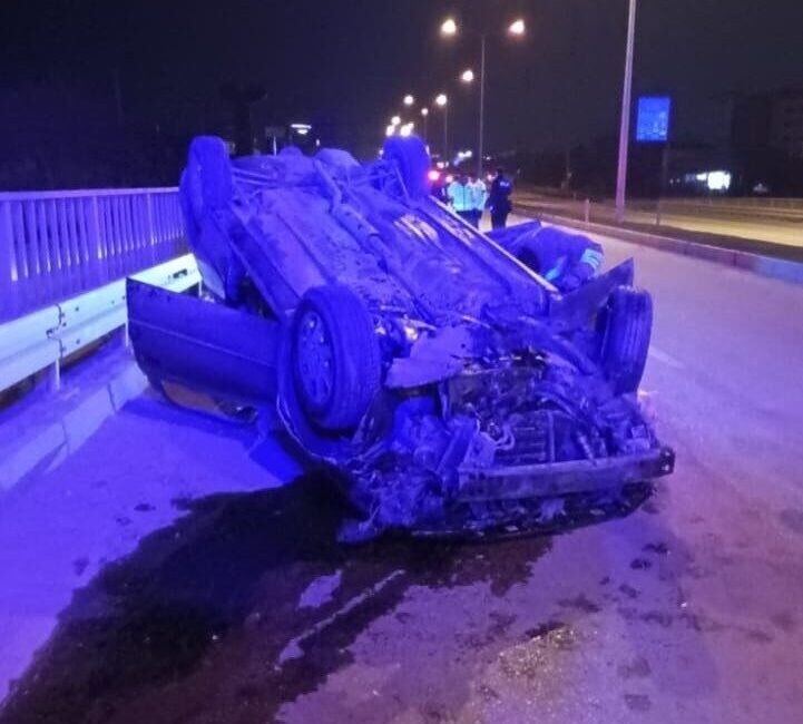 Hatay’da Takla Atan Araçta Sürücü Yaralandı, Olay Yerine Ekipler Sevk Edildi Hatay'da Defne-Samandağ yolu üzerindeki Koçören Mahallesi’nde bir otomobil takla atarak