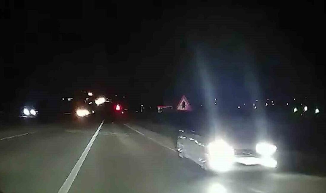 Kırıkkale’de Ters Yolda Uzun Far Açık Şekilde İlerleyen Araç, Sürücülere Korku Saldı Kırıkkale'de gece saatlerinde ters yolda uzun farları açık ilerleyen bir