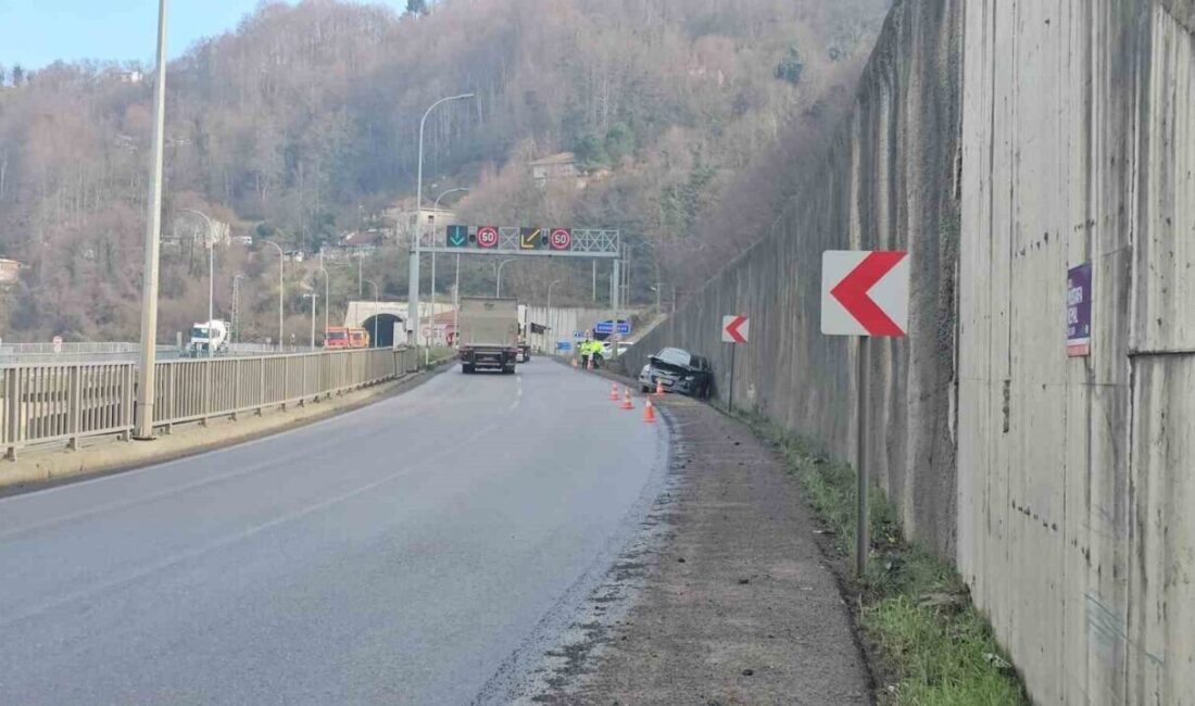 Zonguldak’ta Ters Yönden Gelen Araçla Çarpışmamak İçin Duvara Çarpan Sürücü Yaralandı Zonguldak'ta Üzülmez Tünelleri çıkışında K.Y. (41) idaresindeki otomobil, ters yönden