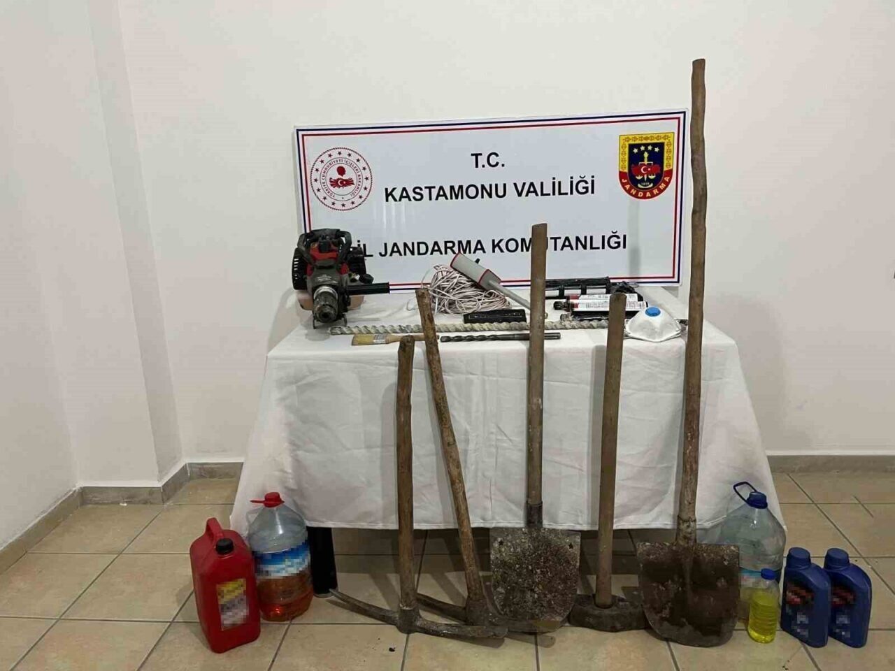 Kastamonu'nun Tosya ilçesinde define ararken yakalanan H.P., E.A., İ.A., A.F.Y.