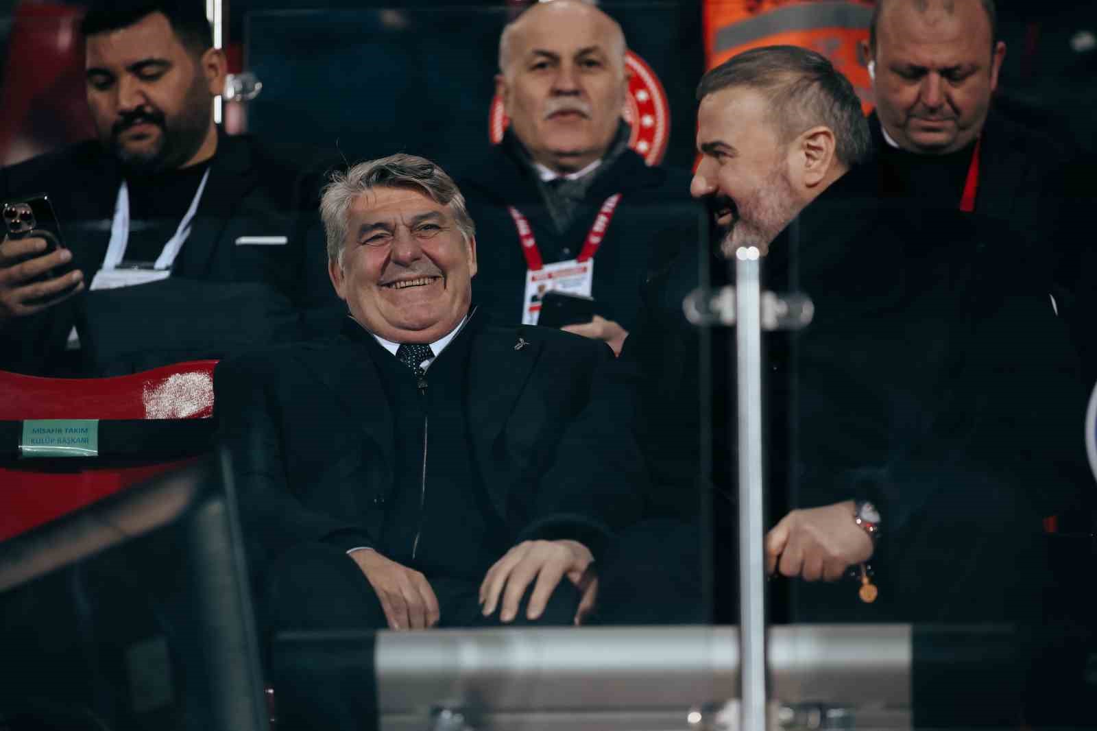 Trendyol Süper Lig: Çaykur Rizespor: 0 – Beşiktaş: 0 (Maç devam ediyor) TRENDYOL SÜPER LİG'İN 18. HAFTASINDA ÇAYKUR RİZESPOR, BEŞİKTAŞ'I KONUK EDİYOR.