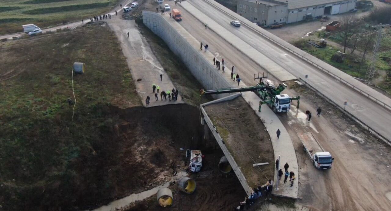 Tuzla'nın Aydınlı Mahallesi'nde bir servis minibüsü, sürücüsü Gökhan Uğur'un vurdurarak