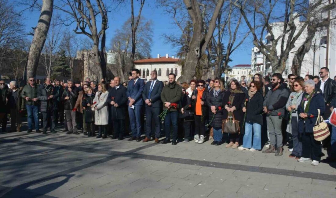 Uğur Mumcu, 32. ölüm yıl dönümünde Sinop’ta dualarla anıldı Uğur Mumcu, 32. ölüm yıldönümünde Sinop'ta anıldı. Anma etkinliğine Sinop