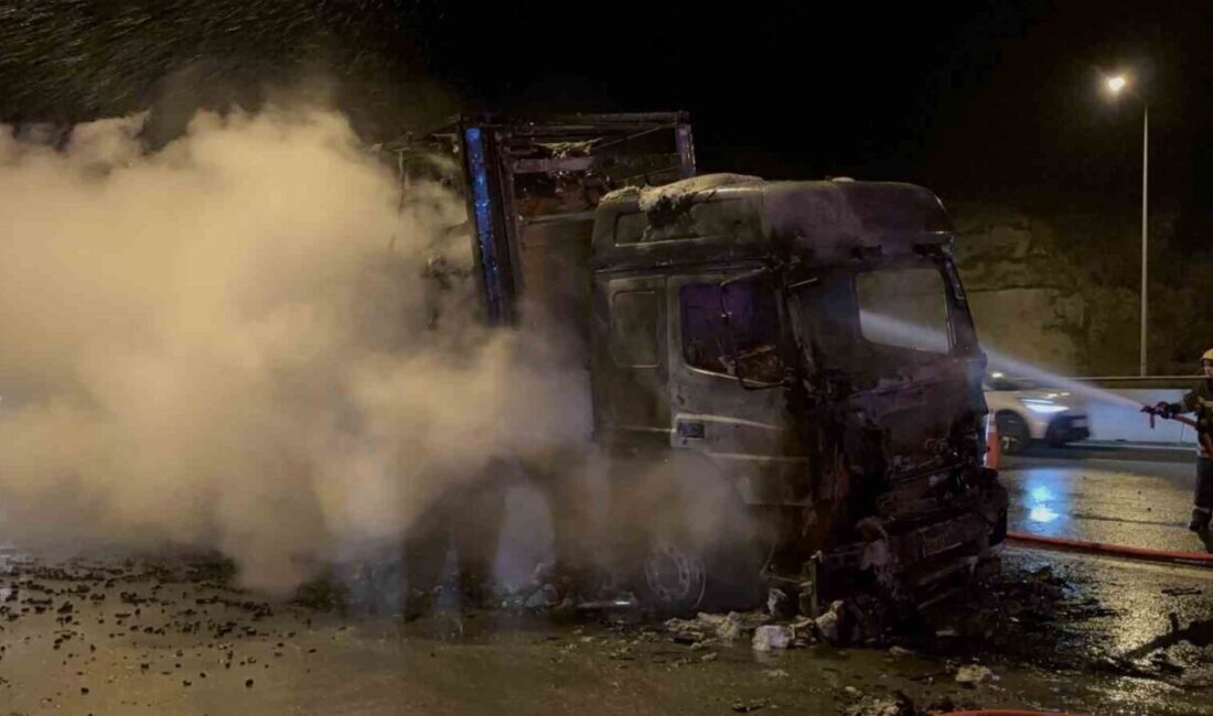 Bolu Dağı Tüneli’nde Ukrayna’dan Irak’a giden kömür yüklü tır alev aldı Bolu Dağı Tüneli girişinde, Ukrayna'dan Irak'a kömür taşıyan Zafer P.