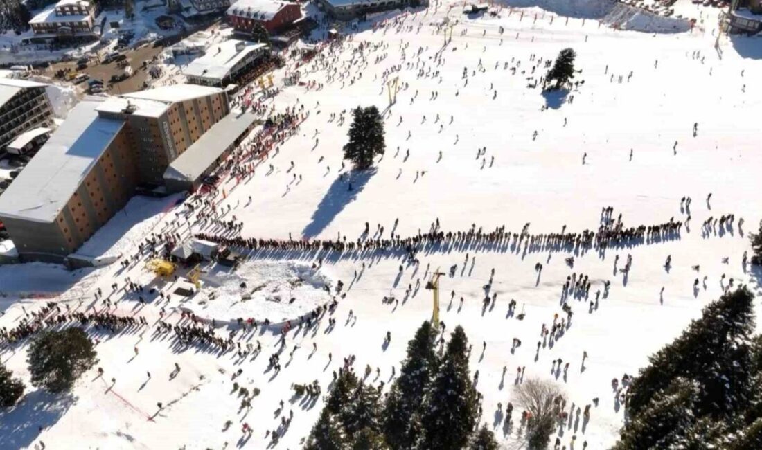 Uludağ’a Yaz Havasında Akın Eden Tatilciler, Telesiyej Kuyruğuna Girdi Bursa'da güzel hava, vatandaşları Uludağ'a çekti. Zirvede kalabalık nedeniyle kaymak