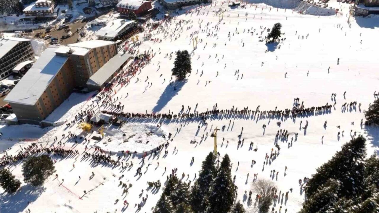 Bursa'da güzel hava, vatandaşları Uludağ'a çekti. Zirvede kalabalık nedeniyle kaymak