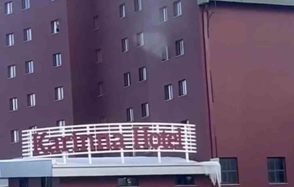 Uludağ’daki oteldeki baca dumanı paniğe neden oldu, itfaiye ekipleri zamanında müdahale etti. Bursa'nın Uludağ bölgesindeki bir otelde, baca dumanının odaya sızmasıyla itfaiye