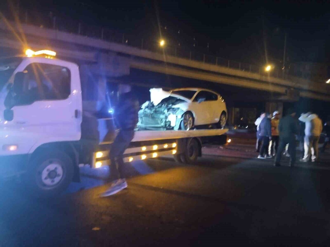 TEM Otoyolu Ümraniye mevkiinde bir otomobilin yolcu otobüsüne çarpması sonucu