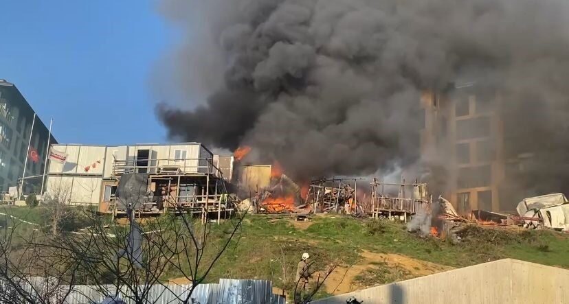 Üsküdar'da işçilerin barındığı konteynerlerde yangın meydana geldi. Olay yerine çok