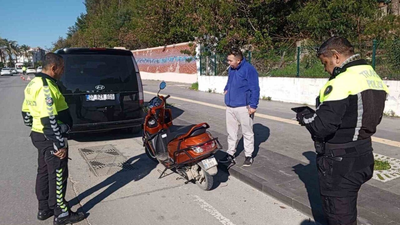 Manavgat’ta trafik polislerinin uygulama noktasından kaçmaya çalışan motosiklet sürücüleri, adliye