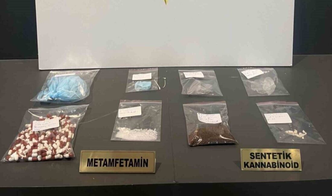 Samsun’da Uyuşturucu Madde ile Yakalanan Şahıs Gözaltına Alındı Samsun'da E.T. (35), polisin takibi sonucunda uyuşturucu madde ile yakalanarak
