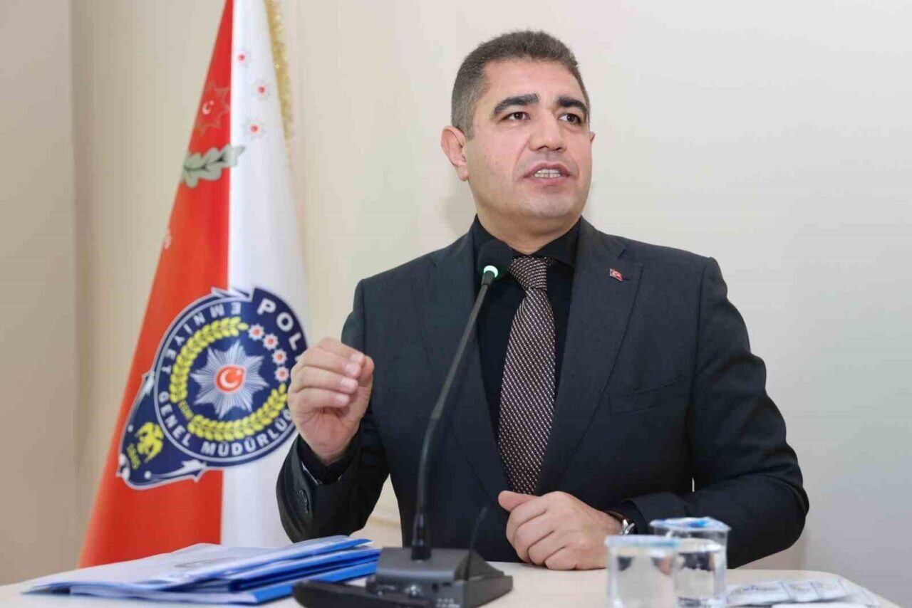 Düzce Valisi Selçuk Aslan, emniyet toplantısında Düzce’nin güvenliği için mücadele