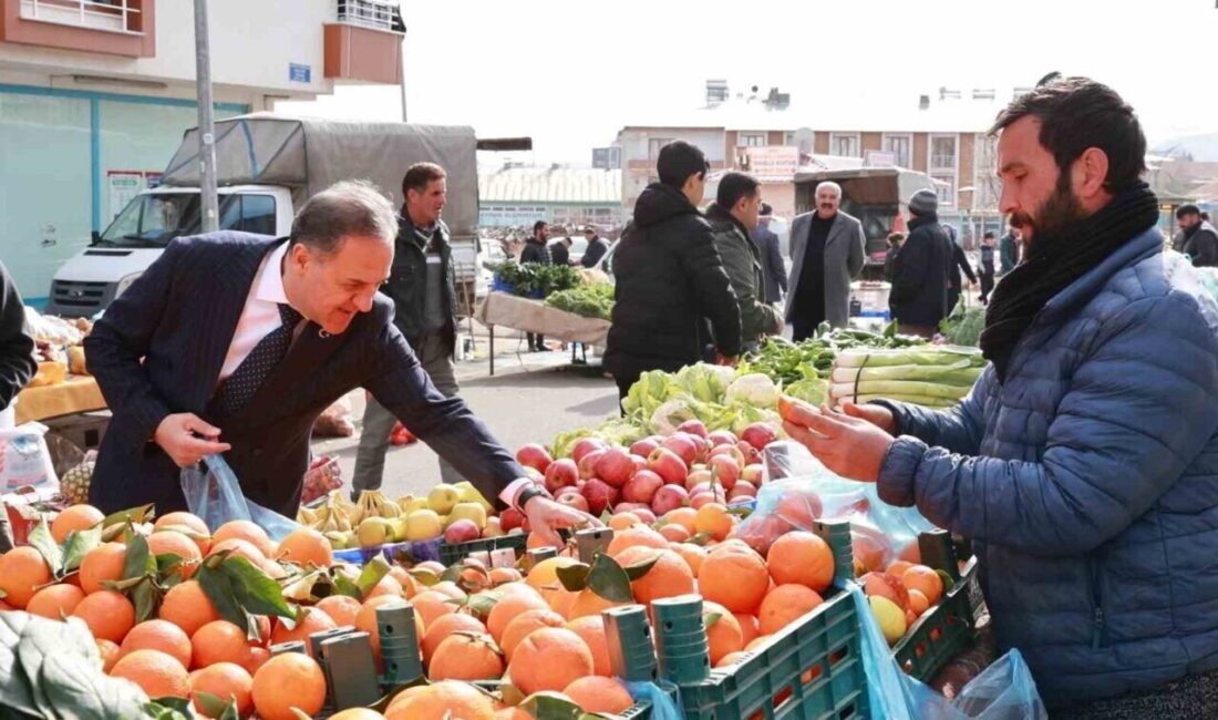 Bingöl Valisi, Cuma Pazarı’nda Esnafla Buluşup Alışveriş Yaptı Bingöl Valisi Ahmet Hamdi Usta, Mustafa Gündoğdu Mahallesi'ndeki pazarı ziyaret