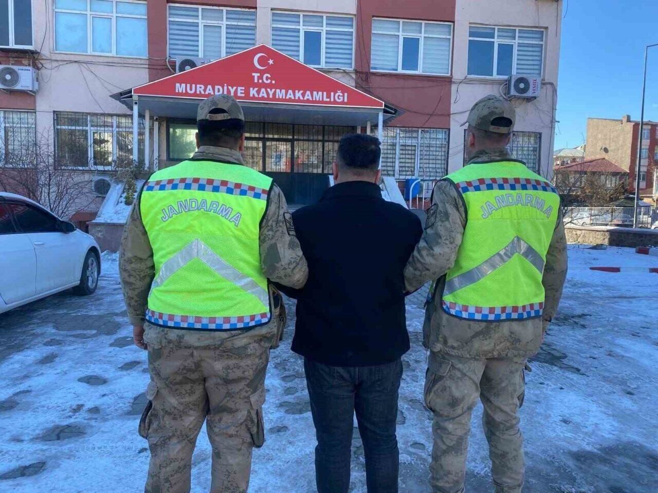Van'ın Muradiye ilçesinde jandarma, bir otomobildeki aramada 10 düzensiz göçmeni