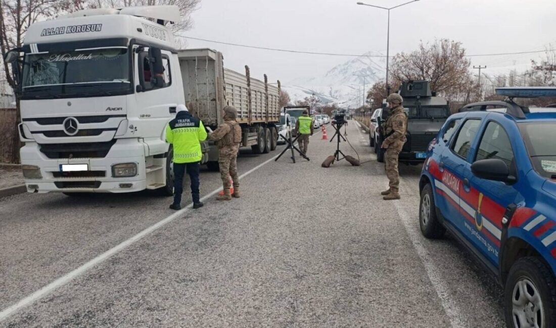 Van’da Jandarma Operasyonlarıyla 16 Kişi Tutuklandı Van'da jandarma, 20-26 Ocak 2025 tarihleri arasında gerçekleştirdiği operasyonlarla 79
