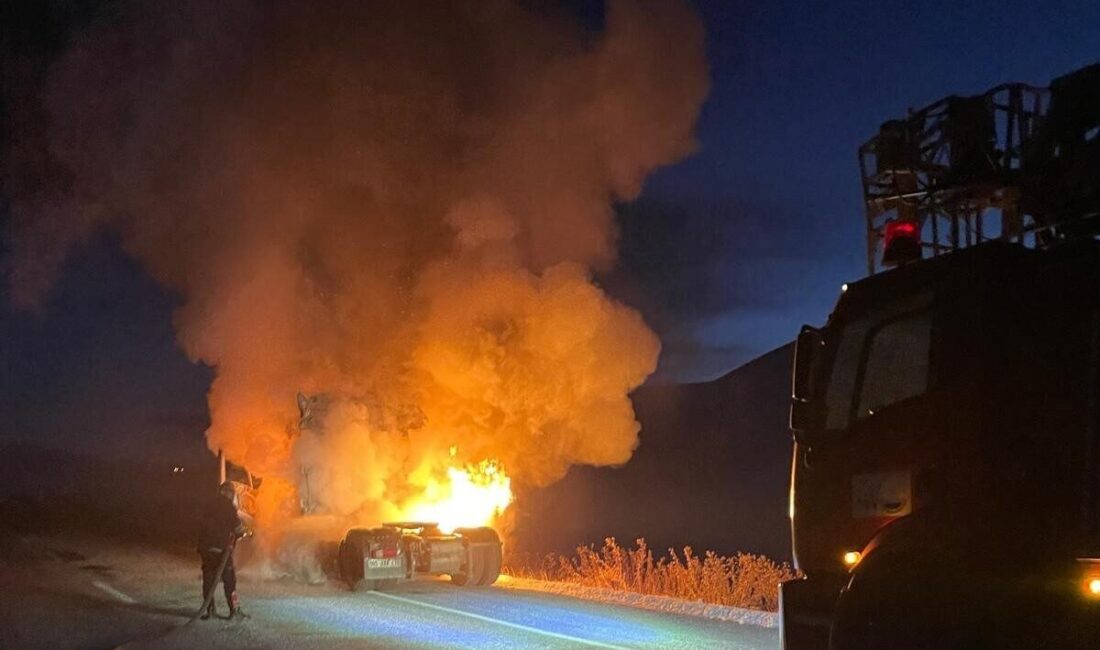 Çaldıran’da Seyir Halindeki Tır Korkutan Yangınla Alev Alev Yandı Van'ın Çaldıran ilçesinde N.E. yönetimindeki tır, seyir halindeyken motor kısmından