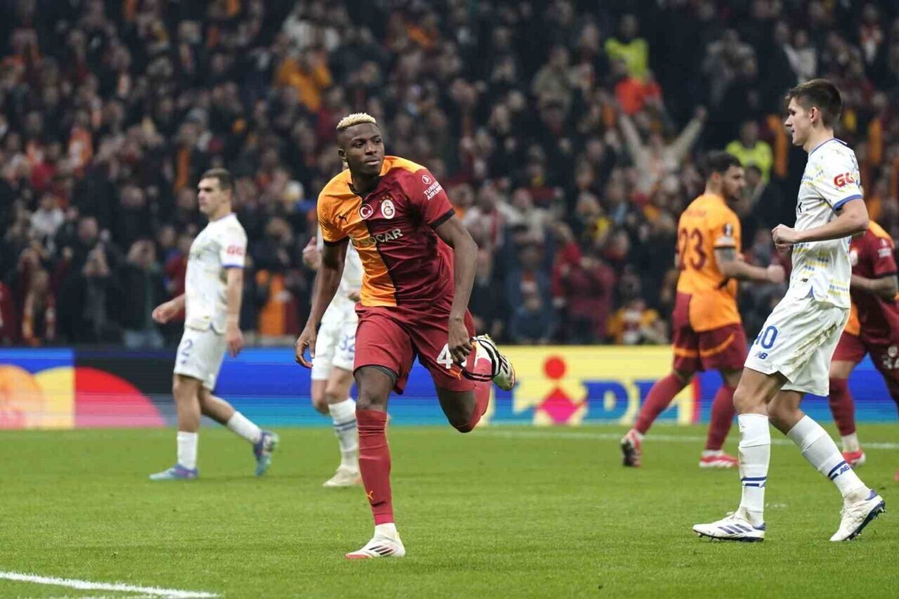 Galatasaraylı futbolcu Victor Osimhen, Dinamo Kiev ile yapılan maçta attığı